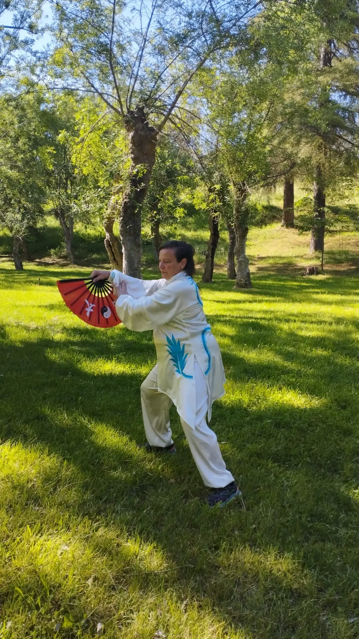 Maite García practicando Tai Chi con abanico al aire libre