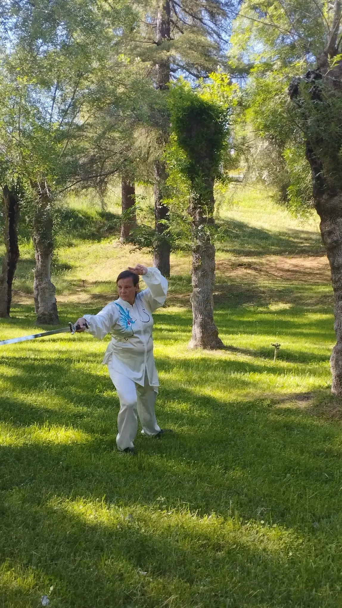 Maite García practicando Tai Chi con espada en parque