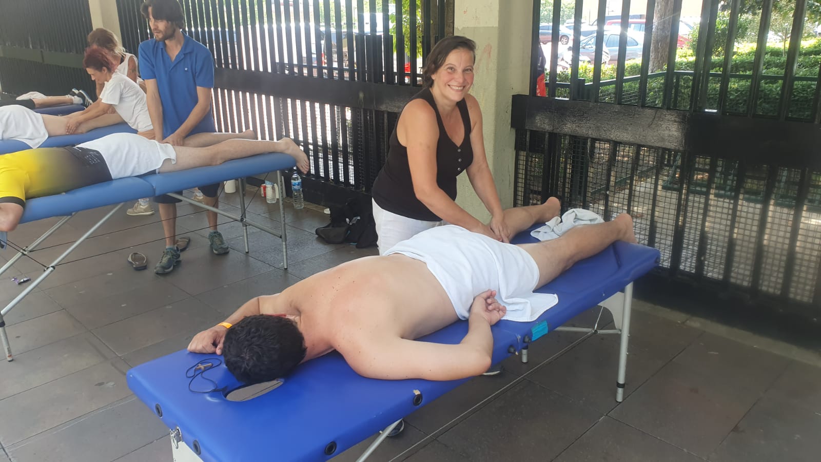 Maite García realizando masaje deportivo en evento