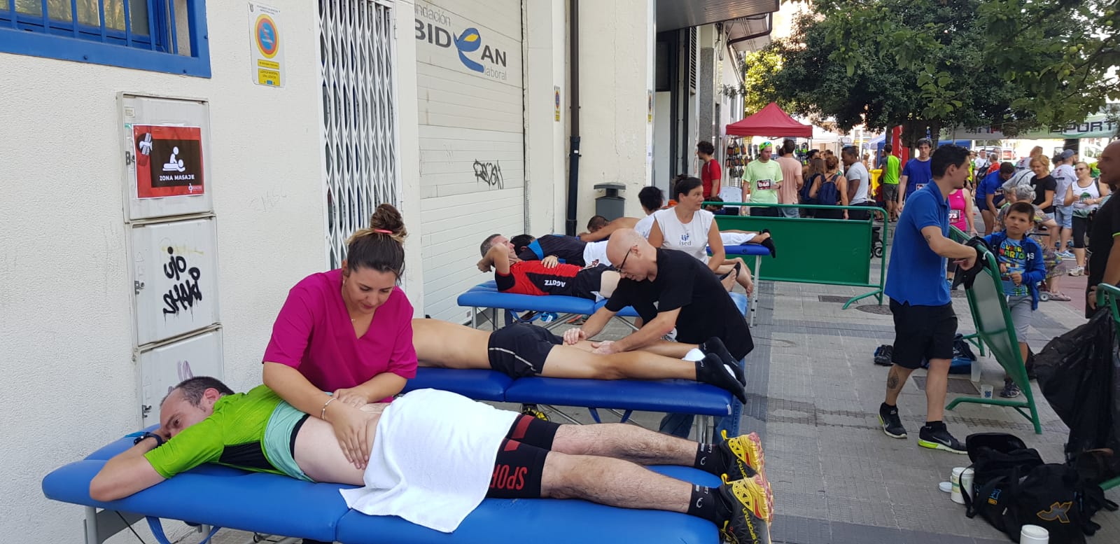 Masajes en calle durante evento de carrera