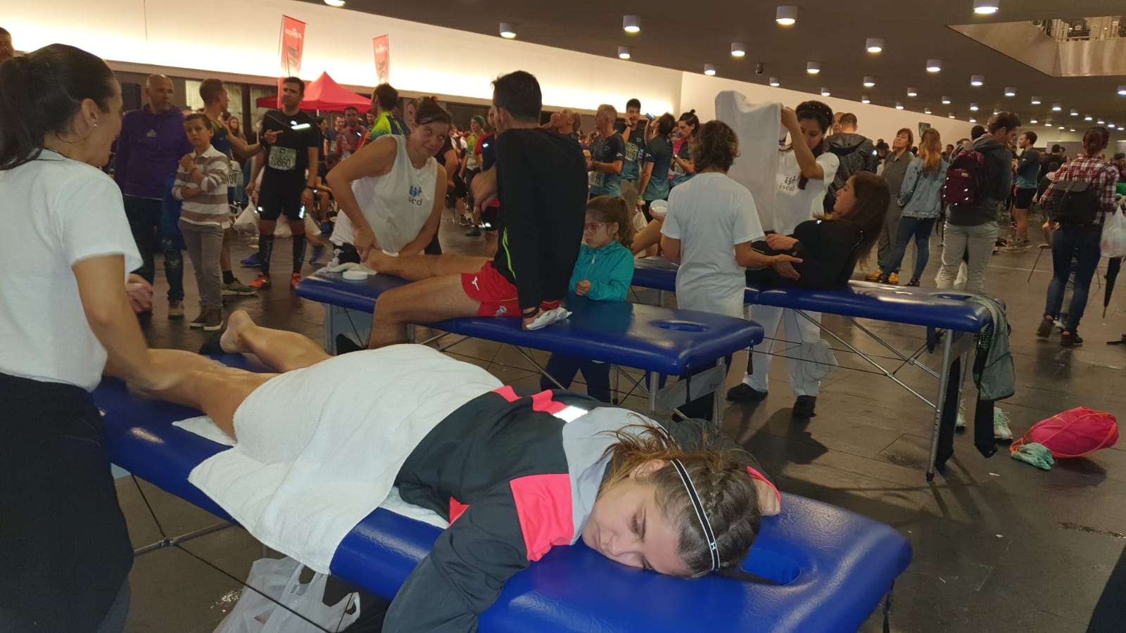 Voluntariado de masajes en evento indoor